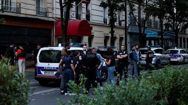 Заполненный журналистами автобус на ОИ в Париже врезался в столб