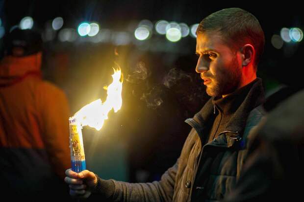 Благодатный огонь привезли в главный храм Крыма