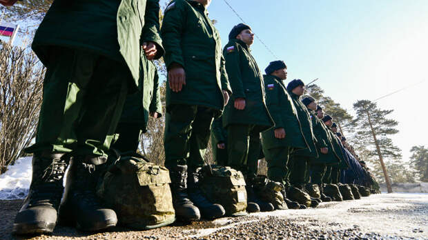 Минобороны начало проверку о возможном принуждении срочников из Миасса к контракту