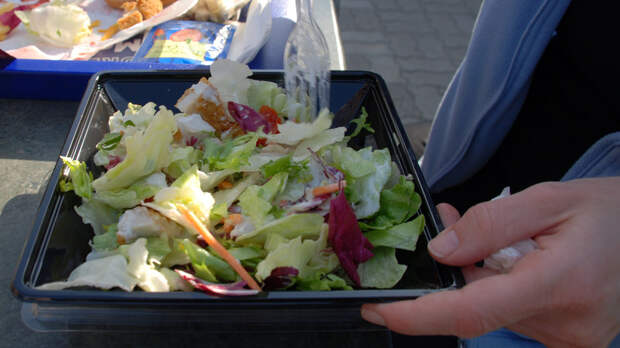 В Роспотребнадзоре рекомендовали отказать от покупных салатов и тортов в жару