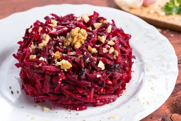 Салат со свеклой, яблоками и грецкими орехами Салат со свеклой, яблоками и грецкими орехами