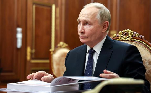 Песков заявил, что не знает, захотел ли Путин прочитать интервью Макрона