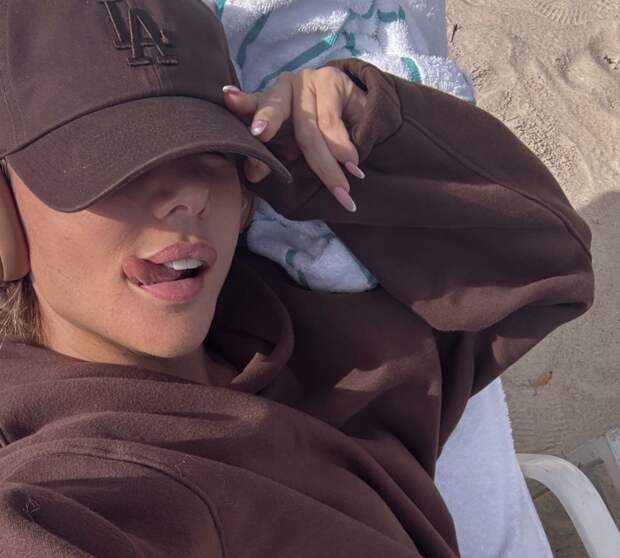 Певица Анна Седокова показала фигуру в леопардовом купальнике