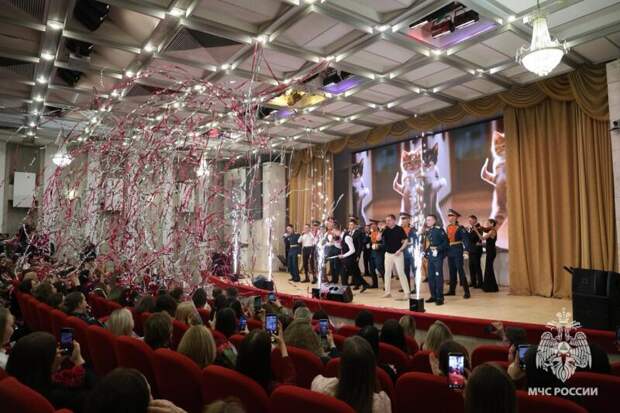 В преддверии 8 Марта сотрудницы МЧС России получают поздравления