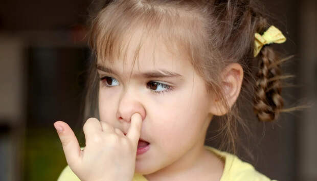 Как привычка ковырять в носу может открыть путь инфекциям к мозгу и повысить риск деменции