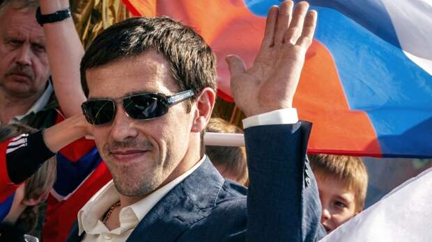 Учился на одни тройки, отказывался читать книжки, а сочинения за него писала мама! Истории из детства Дацюка