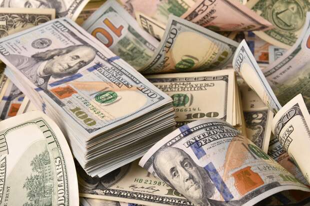 Подросток выбросил в окно 40 тысяч долларов по заданию мошенников в Москве