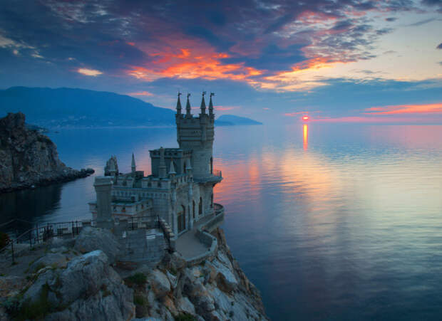 Замок великолепен на фоне морского заката./Фото: pimg.mycdn.me
