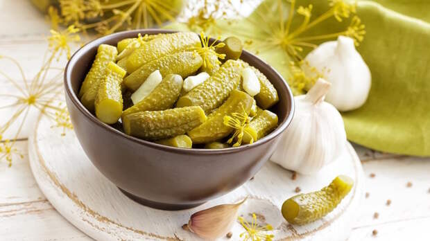 Как замариновать огурцы, чтобы они получились крепкими и хрустящими: лайфхаки опытных кулинаров