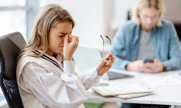 Почему появляются вспышки и искры, когда мы трем глаза, ответила офтальмолог Толтаева