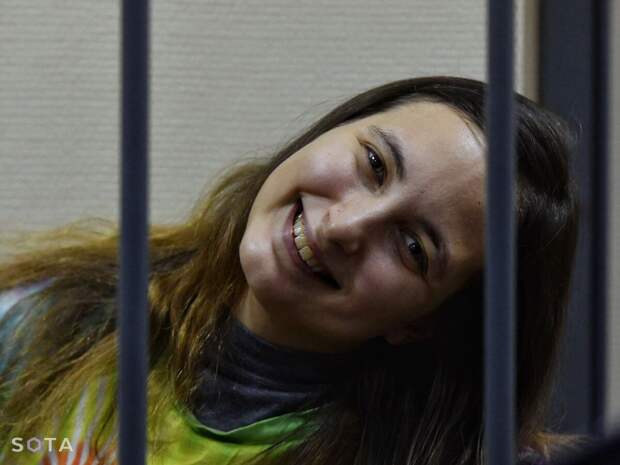 Либералка Александра Сколиченко сегодня была приговорена к 7 годам тюрьмы за распространение фейков о российских военных.-2