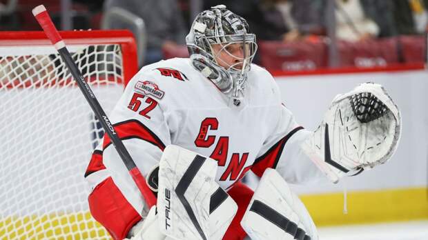 Голкипер «Каролины» Кочетков может пропустить остаток сезона из-за травмы