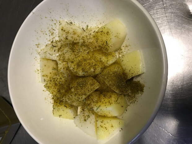 Грузинская жгучая скоблянка - казалось бы, просто обжаренное мясо с овощами, но получается бесподобно