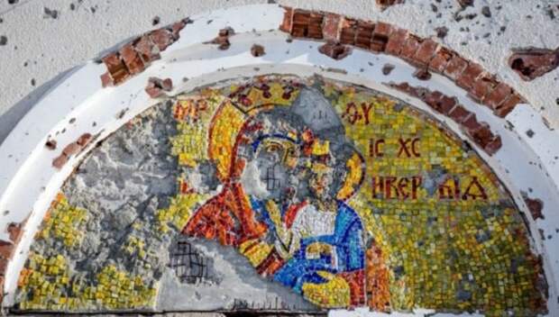 Поразительные кадры: праздничное богослужение в руинах монастыря у Донецкого аэропорта (ФОТО)