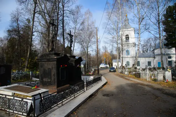 Мигранты попались на мародерстве на православном кладбище в Екатеринбурге