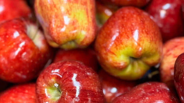 Воск на яблоках: из чего его делают и что будет, если съесть