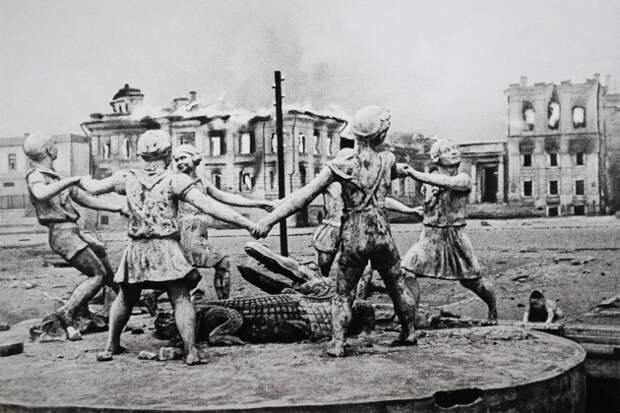Фонтан «Бармалей» в Сталинграде 23 августа 1942 года