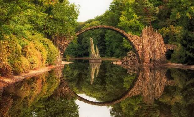 Необыкновенной красоты мост расположен в ландшафтном парке городка Габленц (мост Ракотцбрюке, Германия). | Фото: ferienwohnung-halbendorf.de.