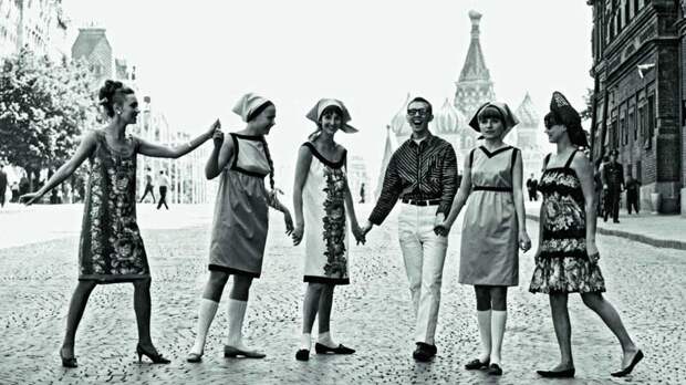 Вячеслав Зайцев со своими моделями, середина 60-х годов. www.russia.travel.ru. Вячеслав Зайцев со своими моделями, середина 60-х годов. www.russia.travel.ru.