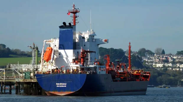 Проблема для Москвы: десятки «теневых» танкеров перешли под флаг РФ – Bloomberg