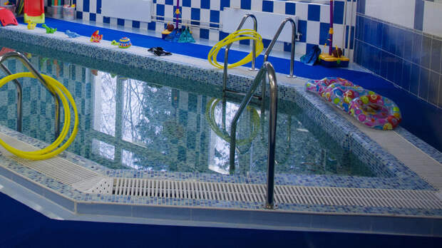 Против топившего ребенка в бассейне тренера из Казани возбудили дело