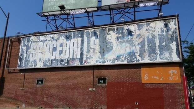 В Торонто все еще висит реклама фильма "Космические яйца", который вышел в 1987 году В Торонто все еще висит реклама фильма "Космические яйца", который вышел в 1987 году