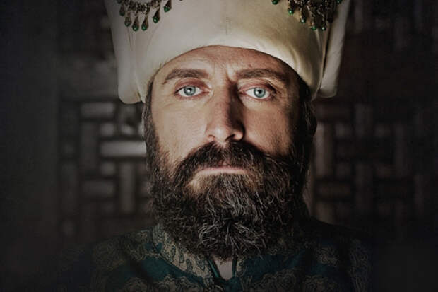 Халит Эргенч в роли Сулеймана I в сериале «Великолепный век».