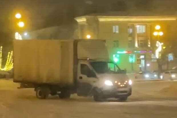 В Петербурге задержали водителя "Газели" за дрифт вокруг новогодней елки