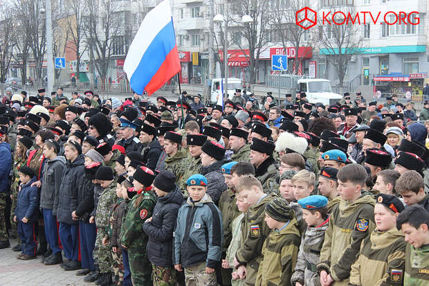 Первый всекрымский казачий сход в Симферополе. Площадь заполнена казаками, кадетами и семьями казаков.