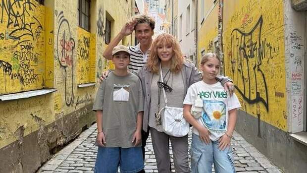 Поселились в квартире Орбакайте? Муж немощной Пугачевой показал, куда уехал с детьми