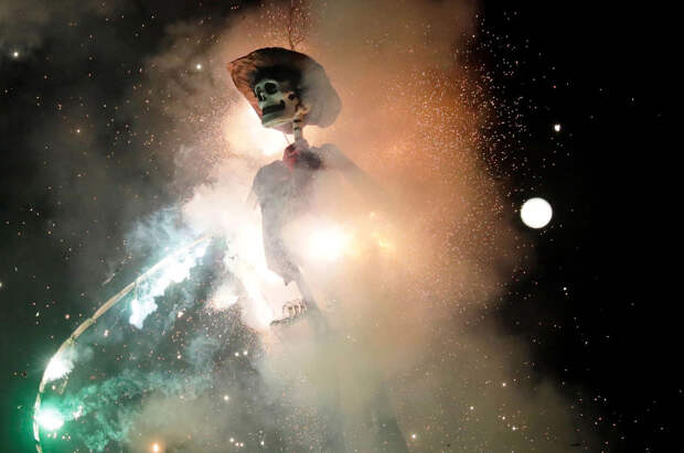 В Мехико есть традиция сжигать чучело Иуды в Страстную 
