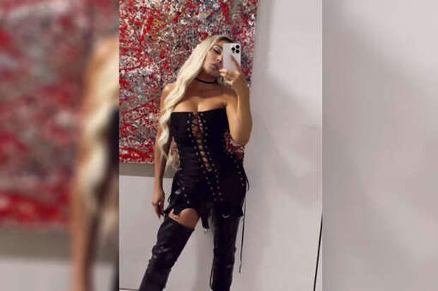 Певица Анна Седокова показала фигуру в корсете со шнуровкой спереди и шортах