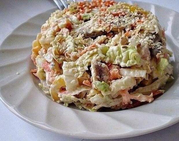 Салат с пекинской капустой Переполох