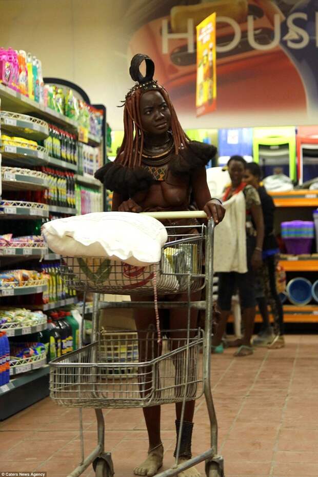 Шведский фотограф Бъерн Перссон запечатлел редкий визит девушки племени Химба в супермаркет африка, глобализация, намибия, племя