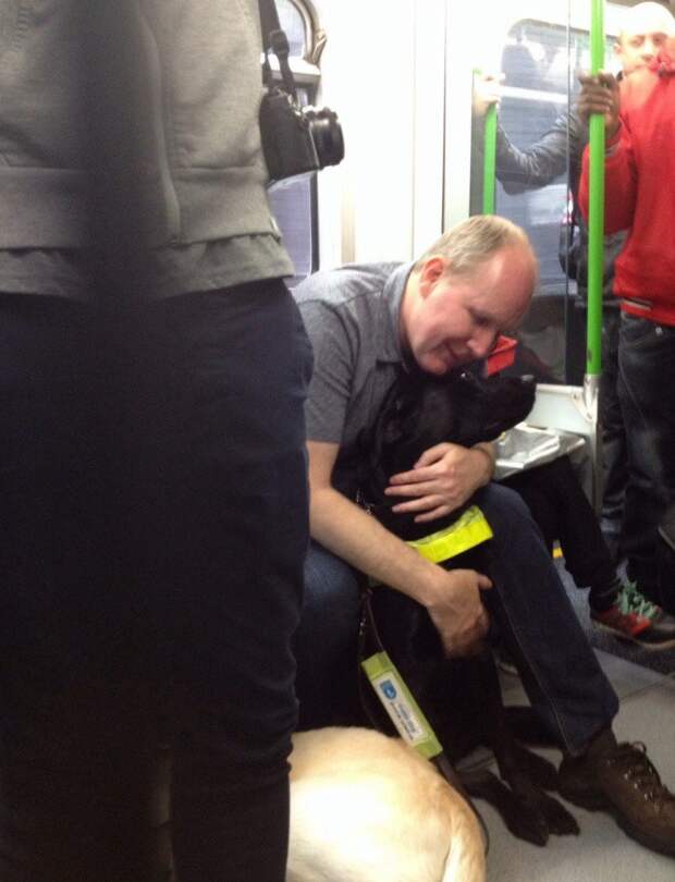Слепой мужчина обнимает свою собаку-поводыря душа, лучшее, фото