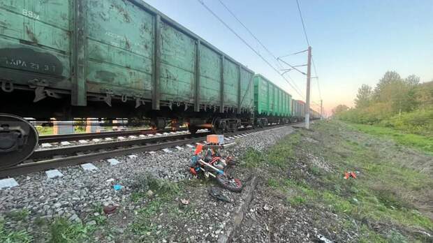 Два мотоцикла столкнулись с грузовым поездом в Татарстане
