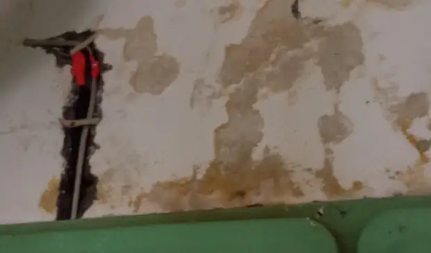 В Глазове протечка крыши привела к звонку в  МЧС