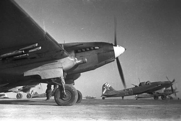 Советские_самолеты_штурмовики_Ил_2_вылетают_на_боевое_задание_под.jpg Советские_самолеты_штурмовики_Ил_2_вылетают_на_боевое_задание_под.jpg