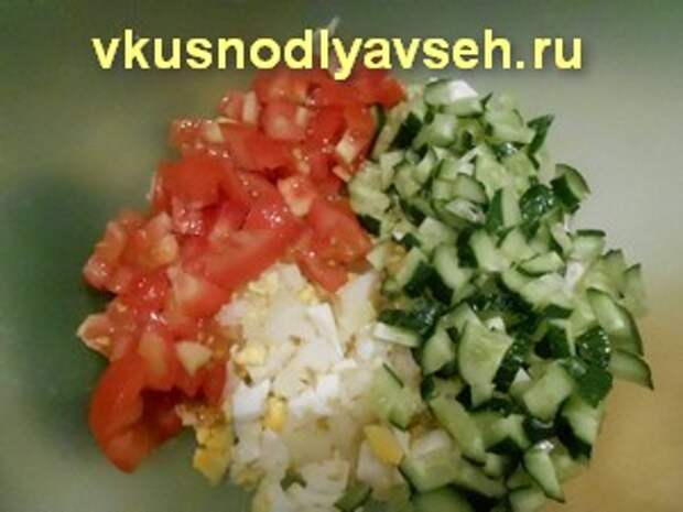 огурцы, помидоры, лук кубиками огурцы, помидор и лук