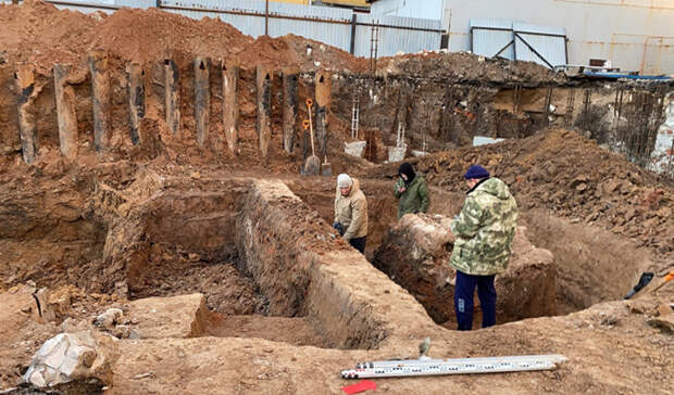 Старинные артефакты XVIII века нашли при раскопках в центре Нижнего Новгорода