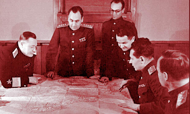 Антонов во главе группы советских военных экспертов. Ялта, 1945 г.