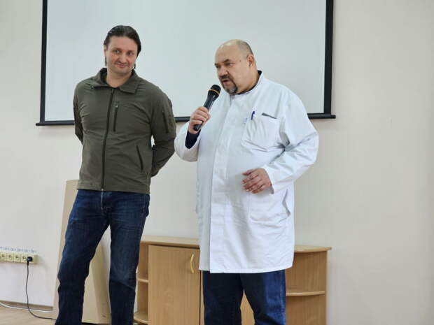 Артисты из Москвы устроили праздник для раненых детей в Донецке