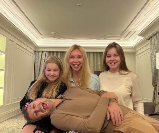 Фигуристка Татьяна Тотьмянина показала фото с Алексеем Ягудиным и дочерьми