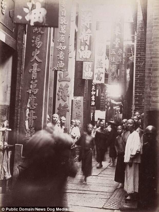 Мужчины на торговой улице в Гуанчжоу, провинция Гуандун, 1880 год Цин, китай, фотография, эпоха