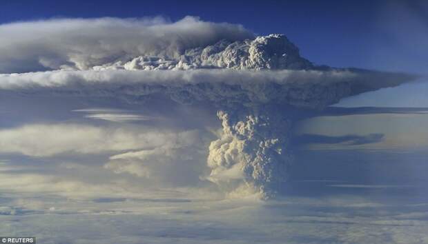 Извержение вулкана Пуеуэ в Чили, 5 июня 2011 года. Вид из окна самолёта. Вулкан выбросил облако пепла на высоту более 10 километров. вулкан, извержение
