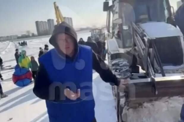 В Краснодаре родители напали на тракториста на детской горке