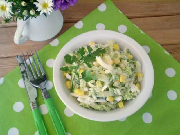 Бесподобный салат с капустой, кукурузой и яблоком
