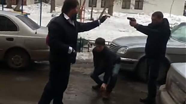 В Екатеринбурге водители устроили разборку со стрельбой из травматического пистолета авто, видео, драка, конфликт, конфликт на дороге, разборки, стрельба, травмат