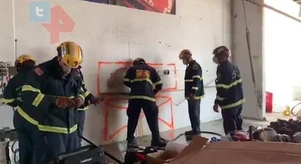 Фото: Застрявшая между двумя зданиями женщина удивила спасателей Застрявшая между двумя зданиями женщина удивила спасателей