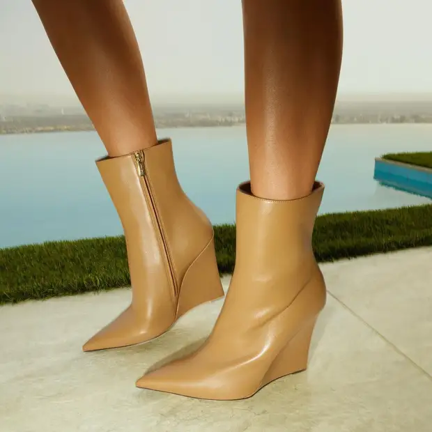 Модная обувь на танкетке весна 2022: варианты, которые выгодно купить сейчас